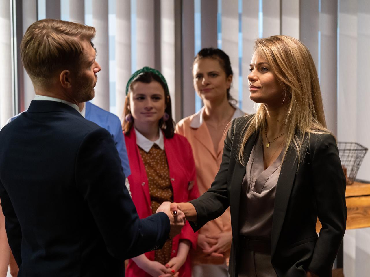  Na dobre i na złe, odcinek 842: Agata nowym dyrektorem Leśnej Góry! Beger wręczy jej nietypowy prezent - ZDJĘCIA