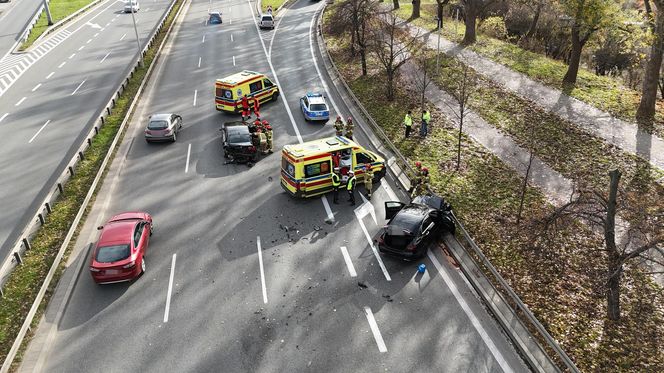 Kluczowa droga w Warszawie zablokowana. Poważny wypadek na Wisłostradzie