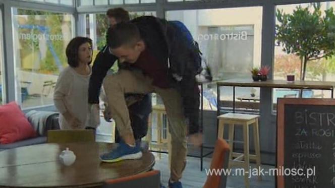 M jak miłość odc. 1192. Kinga (Katarzyna Cichopek) i narkomani w bistro