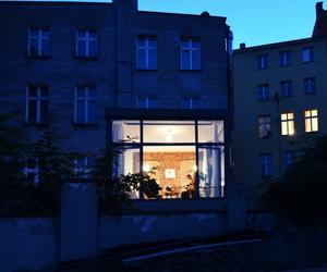 Wejście od podwórza. Nietypowe mieszkanie we Wrocławiu