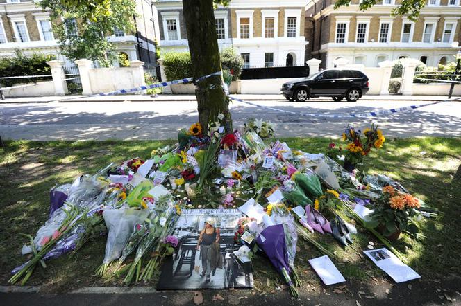 LONDYN: Fani płaczą po śmierci Amy Winehouse