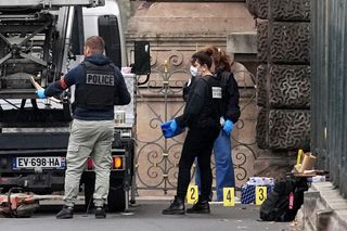 Te klejnoty ukradziono z Luwru! Koronę wyrzucili i uciekli na mopedach