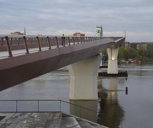 Niedoróbki na kładce pieszo-rowerowej w Warszawie