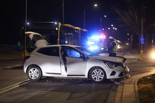 Zderzenie autobusu z osobowym renaultem