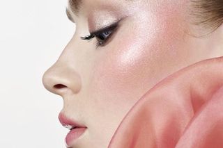 Summer make-up look od Armani beauty.  Aleksandra Artychowska prezentuje letni makijaż do odtworzenia w 5 minut