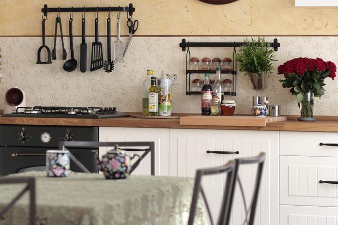 Remont kuchni TANIM kosztem: jak ODŚWIEŻYĆ malowane ŚCIANY w kuchni