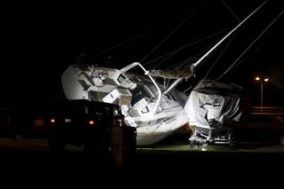 W świnoujskiej marinie wiatr przewrócił duży jacht