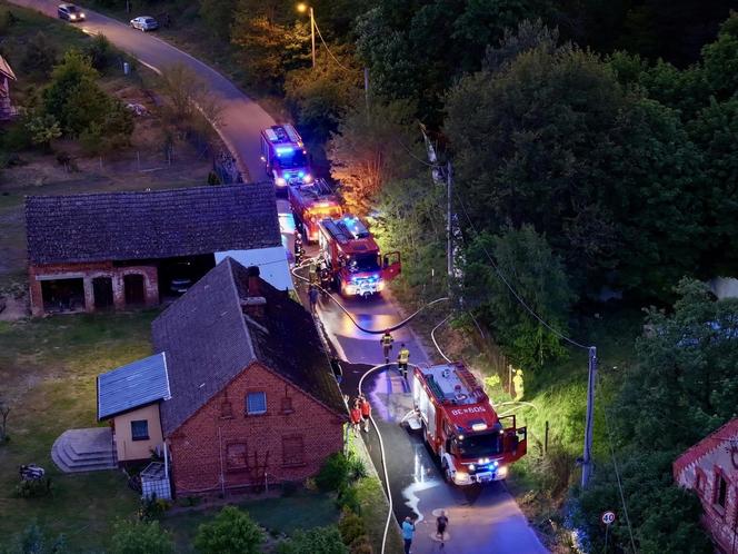 Kłęby czarnego dymu nad okolicą