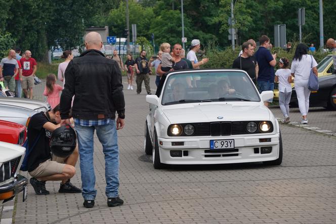 Bydgoskie Klasyki Nocą. Perełki motoryzacji zachwyciły bydgoszczan [ZDJĘCIA]