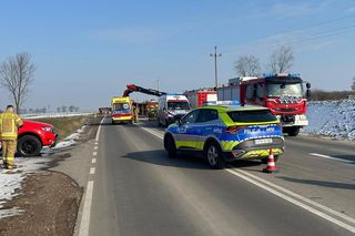 Tragiczny wypadek w Sokołach. Nie żyje kierowca volkswagena. Zderzył się ze śmieciarką