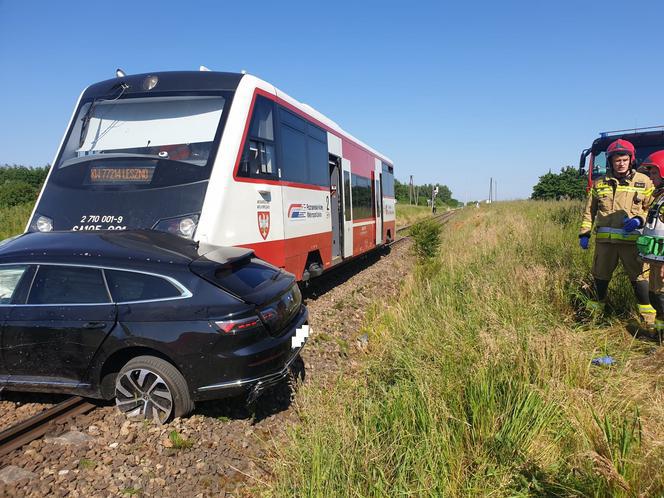 Tragednia pod Lesznem na przejeździe kolejowym. Nie żyje jedna osoba 