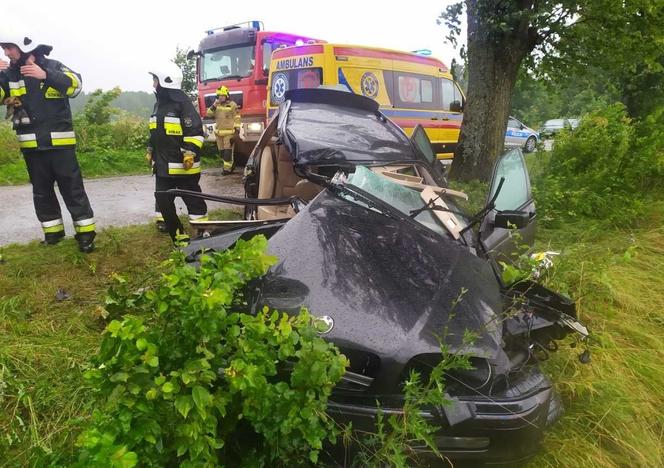 Poważny wypadek na trasie Sobiechy - Ołownik. BMW całkowicie zniszczone! [ZDJĘCIA]