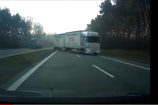 Ciężarówka zjeżdża na drugi pas jezdni