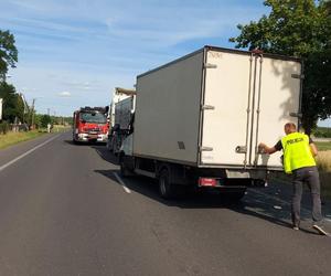 Wypadek koło Bełchatowa. Seat rozpadł się na kawałki