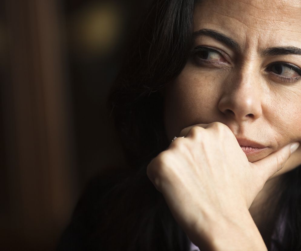 Kobieta przygląda się podejrzliwie. 