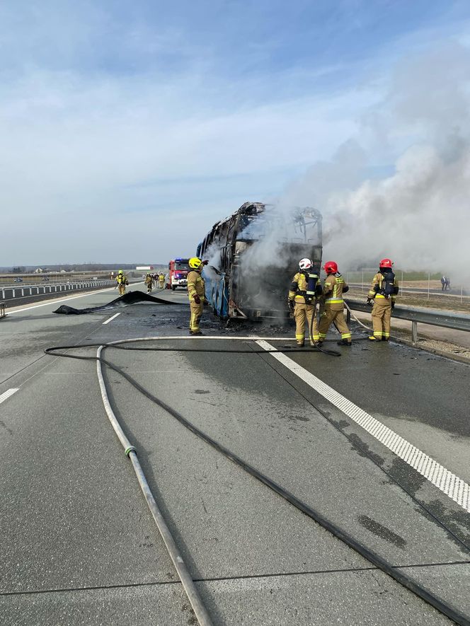 Pożar autokaru na autostradzie A2. Dzieci jechały nim na wycieczkę do Warszawy