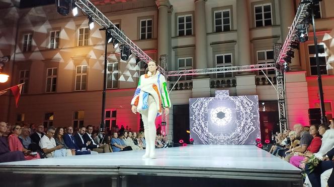 RADOM FASHION SHOW