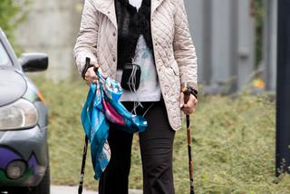 1 publ_Krystyna Loska ćwiczy z kijkami