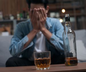 Osłabia pamięć, zmienia osobowość, prowadzi do demencji. Co alkohol robi z mózgiem?