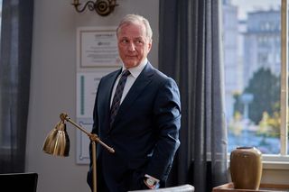 Zakościelny rozkaże Darkowi, by zatrudnił w kancelarii nową prawniczkę, Kalinę (Katarzyna Gałązka).