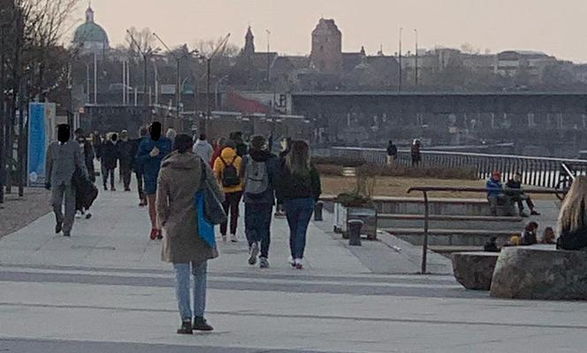 Tłumy nad Wisłą podczas epidemii