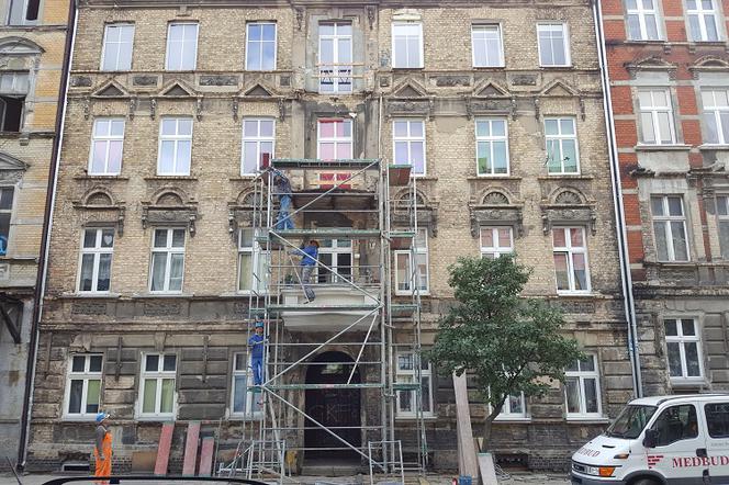 Trwa rozbiórka uszkodzonych balkonów. Porządki przy Dąbrowskiego w Gorzowie [AUDIO]
