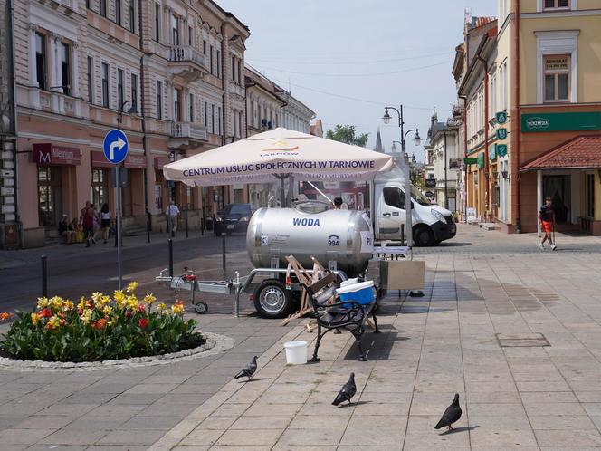 Tarnów walczy z falą upałów. Na ulicach rozdawana jest woda, stanęły również kurtyny wodne