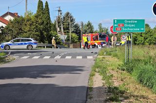 Peugeot i nissan roztrzaskane na drodze. Dramatyczny wypadek pod Sochaczewem 