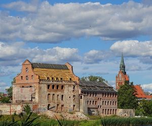 Wielka pasja do architektury i ratowanie popadającego w ruinę zamku w Ełku. Przemiana Wyspy Zamkowej