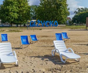 Darmowe leżaki i hamaki na plaży miejskiej w Giżycku. Zobacz zdjęcia