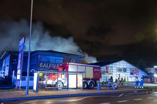 Pożar Galerii Podolany w Poznaniu. Dach stanął w ogniu