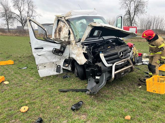 Wypadek na DK 74 niedaleko Ruśca. 2 osoby trafiły do szpitala po zderzeniu osobówki z busem