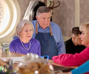 Na Wspólnej, odc. 3999. Maria (Bożena Dykiel), Włodek (Mieczysław Hryniewicz), Roża (Halina Rasiakówna) 