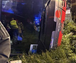 Format: Wypadek autokaru z amerykańskim żołnierzami na A4 pod Jaworem. Jest wielu rannych. Żołnierkę zabrał śmigłowiec [ZDJĘCIA].