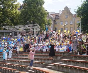 Dni Bajki 2024. W centrum Olsztyna zrobiło się bajkowo. Dzieci przejęły władzę nad miastem [ZDJĘCIA]