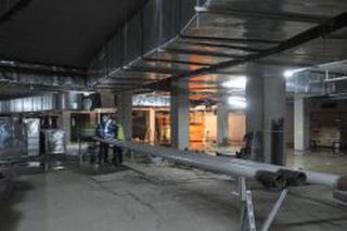 Na najniższych kondygnacjach Stadionu trwają intensywne prace instalacyjne i wykończeniowe (maj 2010 r.)