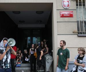 Protest pod komendą policji w Warszawie