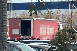 Ciężarówka wypełniona nielegalnymi imigrantami. „Kierowca wezwał służby”****