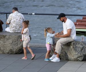 Maciej Pela z córeczkami nad Wisłą