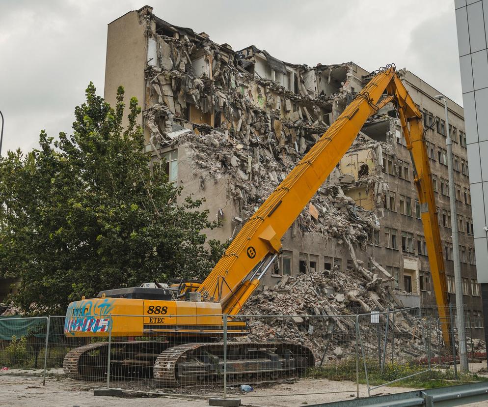Słynny stoczniowy szpital znika z Gdańska. Trwa wyburzanie budynku