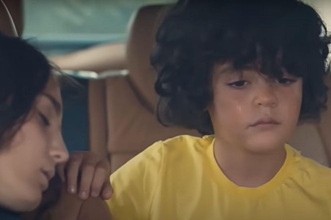 Na miejscu zjawia się Yaman, który zabierze Nanę do szpitala 