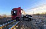   Tir zderzył się z pociągiem osobowym. Trasa kolejowa Ełk-Białystok zablokowana