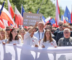 Policja podała, ile kosztowało zabezpieczenie marszu Donalda Tuska. Kwota szokuje! 