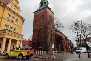 Alpinista na wieży kościoła w Białogardzie