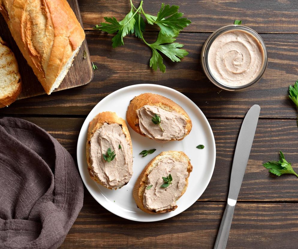 Pyszna pasta kanapkowa z kurczakiem i orzechami. Gotowa w kilka minut