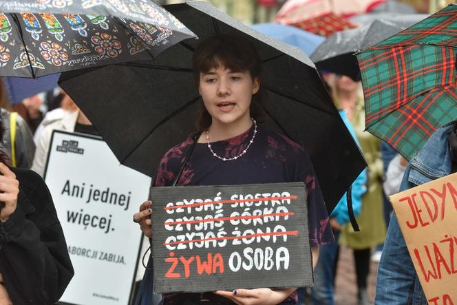 Tłum zwolenników aborcji protestował w centrum miasta. Manifestacja ruszyła pod kurię biskupią i siedzibę PiS