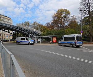 Pilna akcja służb przy Senacie. Na trawniku leżał „bezzałogowy statek powietrzny”