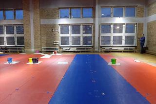 Dziurawy dach na sali gimnastycznej w Rudzie Śląskiej. Dzieci ćwiczą w deszczu? [ZDJĘCIA]