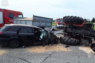 Poważny wypadek na DK 74 pod Piotrkowem. Kierowca ciągnika huknął w toyotę