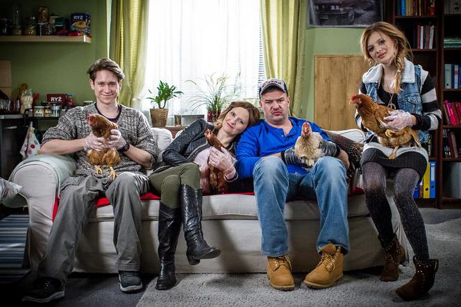 BarON24. Mirek Baron (Tomasz Karolak), Sylwia (Izabela Kuna), Paula (Weronika Humaj), Mati (Michał Meyer)